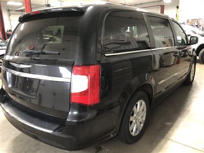 2014 Chrysler Town & Country Touring   - Photo 5 - Saint Louis, MI 48880-9800