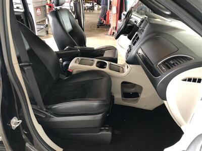 2017 Dodge Grand Caravan SXT   - Photo 18 - Saint Louis, MI 48880-9800