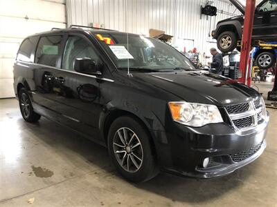 2017 Dodge Grand Caravan SXT   - Photo 5 - Saint Louis, MI 48880-9800