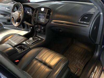 2016 Chrysler 300 Series S   - Photo 27 - Saint Louis, MI 48880-9800