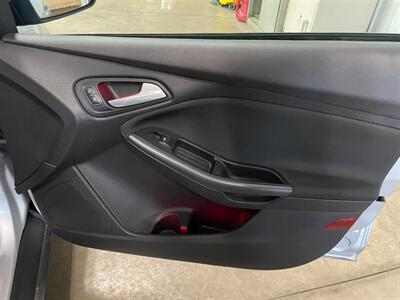 2016 Ford Focus SE   - Photo 19 - Saint Louis, MI 48880-9800