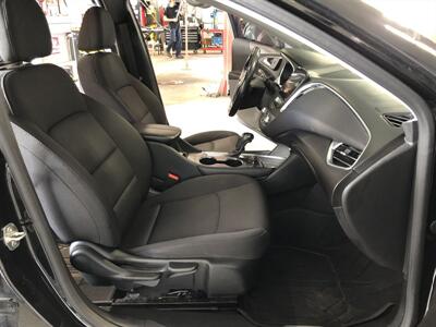 2018 Chevrolet Malibu LT   - Photo 15 - Saint Louis, MI 48880-9800