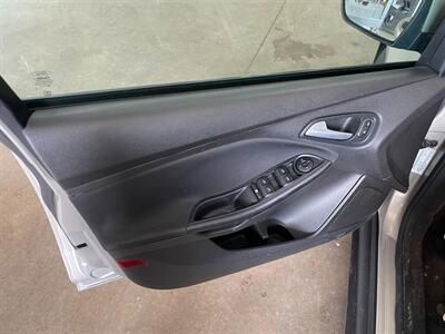 2016 Ford Focus SE   - Photo 21 - Saint Louis, MI 48880-9800