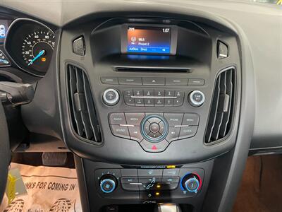 2016 Ford Focus SE   - Photo 13 - Saint Louis, MI 48880-9800