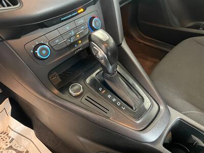 2016 Ford Focus SE   - Photo 12 - Saint Louis, MI 48880-9800