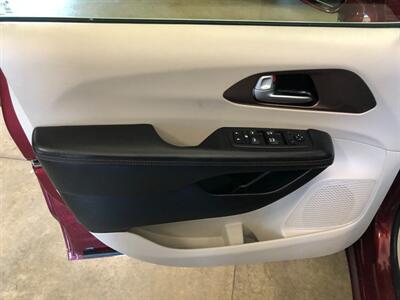 2017 Chrysler Pacifica Touring Plus   - Photo 21 - Saint Louis, MI 48880-9800