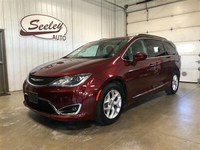 2017 Chrysler Pacifica Touring Plus   - Photo 2 - Saint Louis, MI 48880-9800