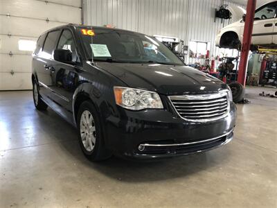 2016 Chrysler Town & Country Touring   - Photo 4 - Saint Louis, MI 48880-9800