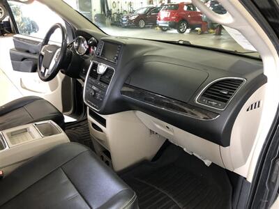 2016 Chrysler Town & Country Touring   - Photo 19 - Saint Louis, MI 48880-9800