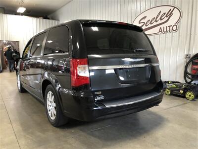 2016 Chrysler Town & Country Touring   - Photo 3 - Saint Louis, MI 48880-9800