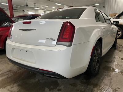 2017 Chrysler 300 Series S   - Photo 5 - Saint Louis, MI 48880-9800