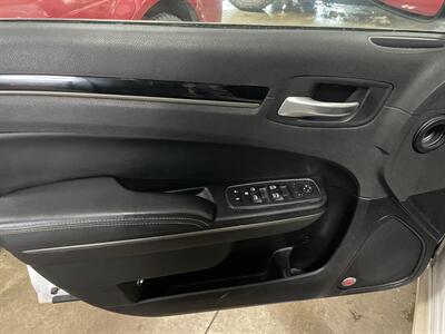 2017 Chrysler 300 Series S   - Photo 17 - Saint Louis, MI 48880-9800