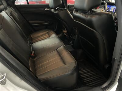 2017 Chrysler 300 Series S   - Photo 16 - Saint Louis, MI 48880-9800