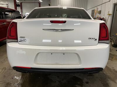 2017 Chrysler 300 Series S   - Photo 6 - Saint Louis, MI 48880-9800