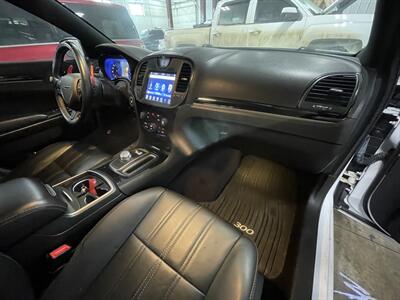 2017 Chrysler 300 Series S   - Photo 15 - Saint Louis, MI 48880-9800