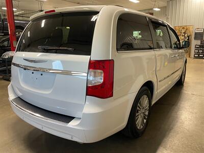2016 Chrysler Town and Country Touring-L   - Photo 6 - Saint Louis, MI 48880-9800