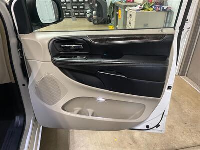 2016 Chrysler Town and Country Touring-L   - Photo 24 - Saint Louis, MI 48880-9800