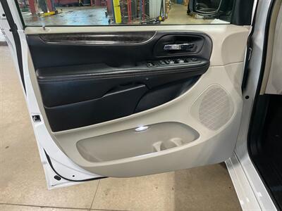 2016 Chrysler Town and Country Touring-L   - Photo 25 - Saint Louis, MI 48880-9800