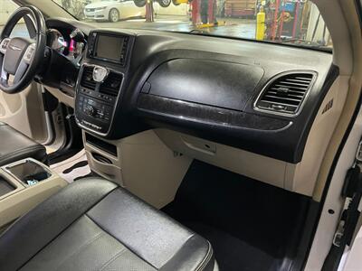 2016 Chrysler Town and Country Touring-L   - Photo 23 - Saint Louis, MI 48880-9800