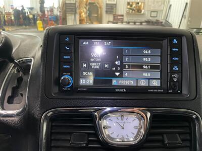 2016 Chrysler Town and Country Touring-L   - Photo 14 - Saint Louis, MI 48880-9800