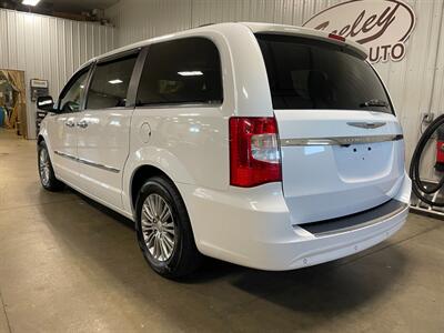2016 Chrysler Town and Country Touring-L   - Photo 3 - Saint Louis, MI 48880-9800