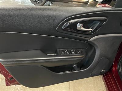 2016 Chrysler 200 S   - Photo 23 - Saint Louis, MI 48880-9800