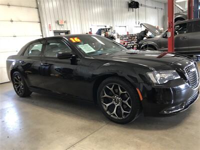 2016 Chrysler 300 Series S   - Photo 5 - Saint Louis, MI 48880-9800