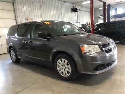 2017 Dodge Grand Caravan SE   - Photo 4 - Saint Louis, MI 48880-9800