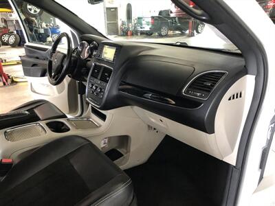 2018 Dodge Grand Caravan SXT   - Photo 19 - Saint Louis, MI 48880-9800
