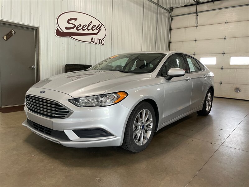 2017 Ford Fusion SE   - Photo 1 - Saint Louis, MI 48880-9800