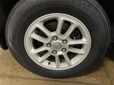 2019 Jeep Grand Cherokee Laredo   - Photo 22 - Saint Louis, MI 48880-9800