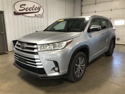 2018 Toyota Highlander XLE   - Photo 2 - Saint Louis, MI 48880-9800