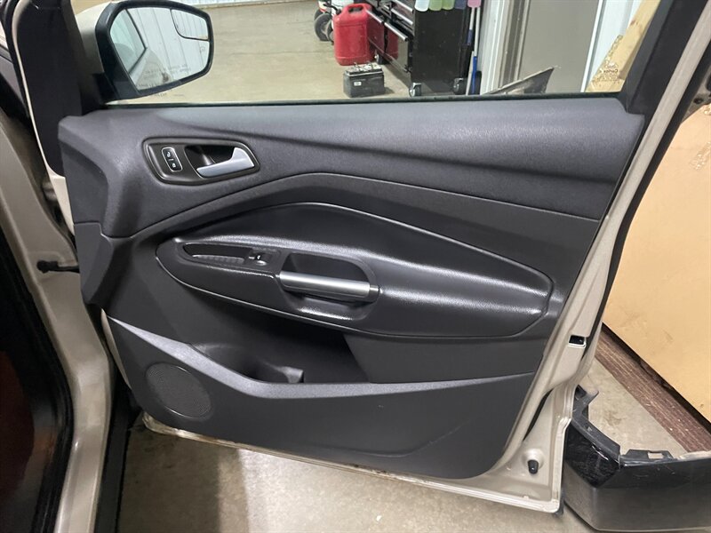 2018 Ford Escape SE - Photo 16 - Saint Louis, MI 48880-9800