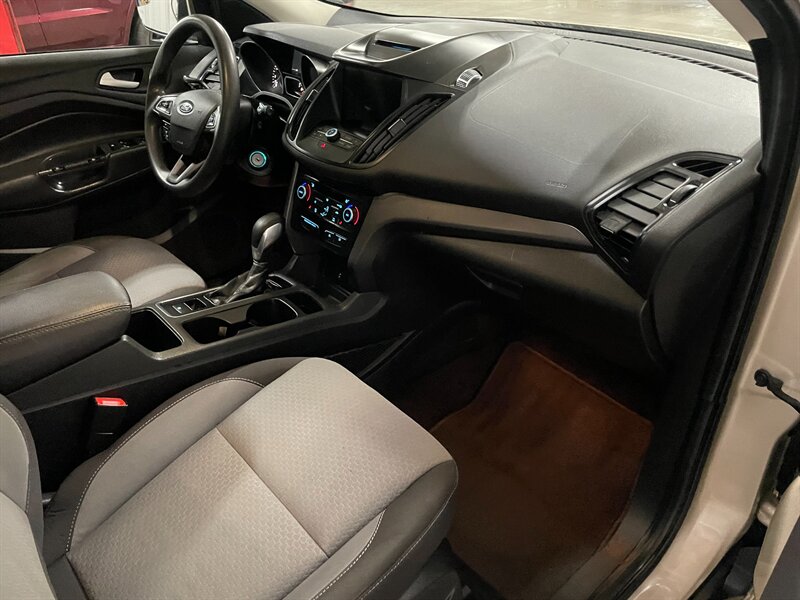 2018 Ford Escape SE - Photo 15 - Saint Louis, MI 48880-9800