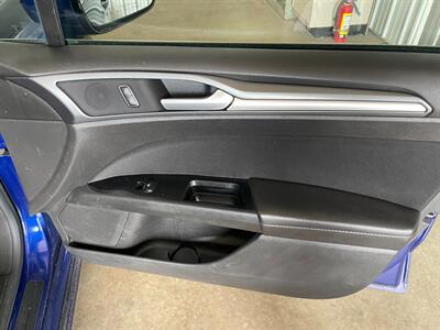 2015 Ford Fusion Hybrid SE - Photo 21 - Saint Louis, MI 48880-9800