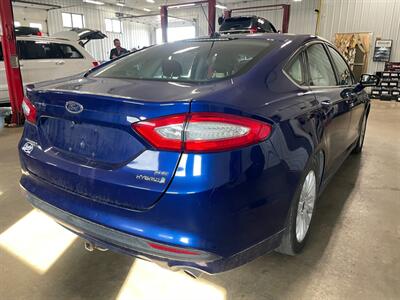 2015 Ford Fusion Hybrid SE - Photo 6 - Saint Louis, MI 48880-9800
