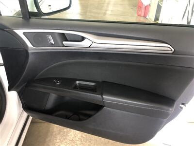 2020 Ford Fusion SE   - Photo 19 - Saint Louis, MI 48880-9800