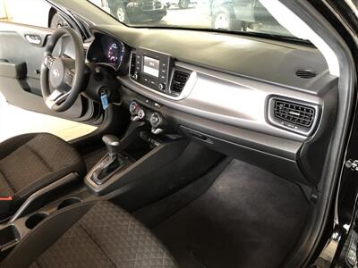 2018 Kia Rio 5-Door LX   - Photo 17 - Saint Louis, MI 48880-9800