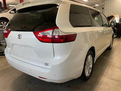 2017 Toyota Sienna XLE 7-Passenger - Photo 6 - Saint Louis, MI 48880-9800
