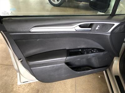 2015 Ford Fusion SE   - Photo 21 - Saint Louis, MI 48880-9800