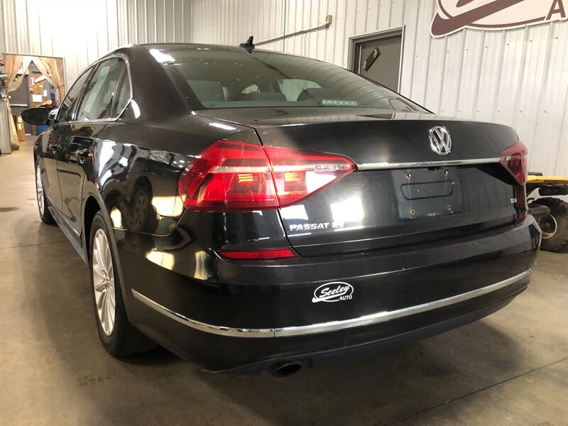 2017 Volkswagen Passat SE photo 3