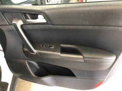 2020 Kia Sportage LX   - Photo 21 - Saint Louis, MI 48880-9800