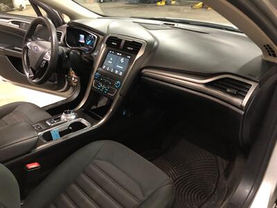 2018 Ford Fusion Hybrid SE - Photo 19 - Saint Louis, MI 48880-9800