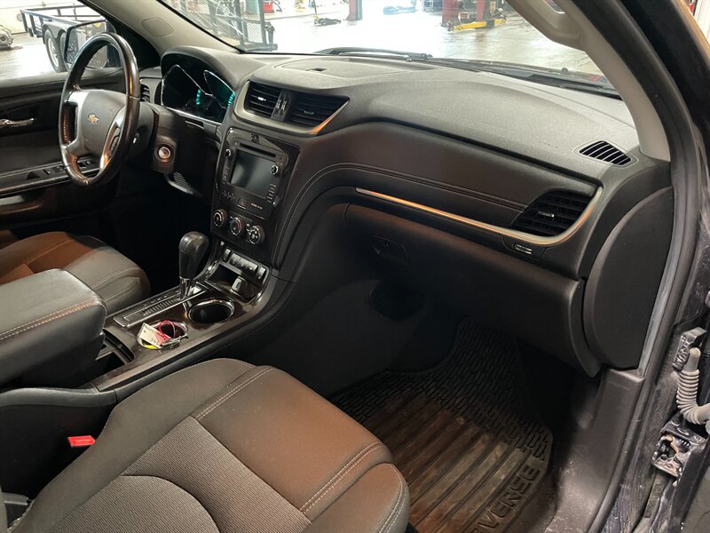 2016 Chevrolet Traverse LT - Photo 20 - Saint Louis, MI 48880-9800