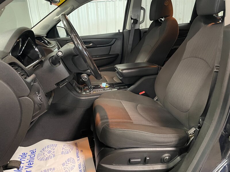 2016 Chevrolet Traverse LT - Photo 16 - Saint Louis, MI 48880-9800
