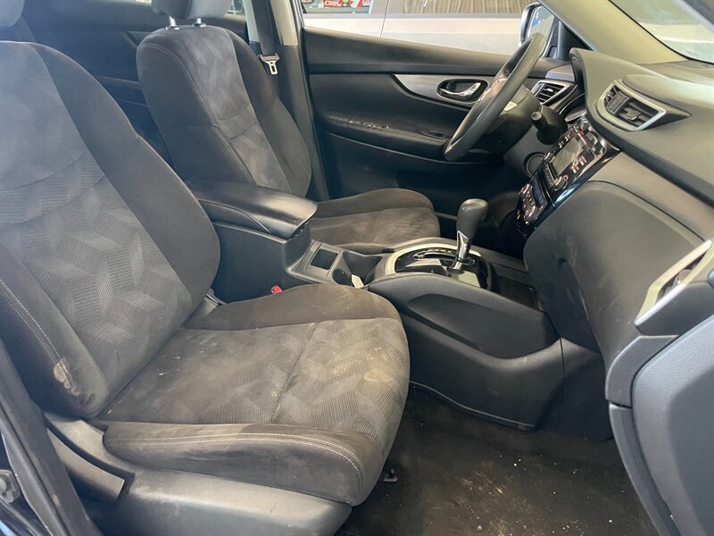 2015 Nissan Rogue SV - Photo 16 - Saint Louis, MI 48880-9800