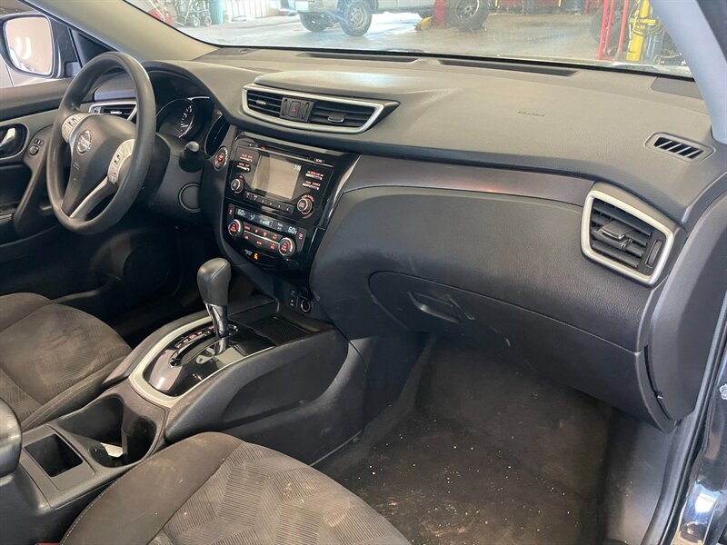 2015 Nissan Rogue SV - Photo 18 - Saint Louis, MI 48880-9800