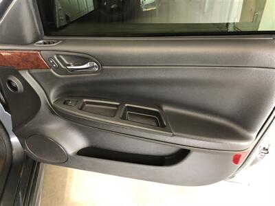 2011 Chevrolet Impala LS   - Photo 17 - Saint Louis, MI 48880-9800