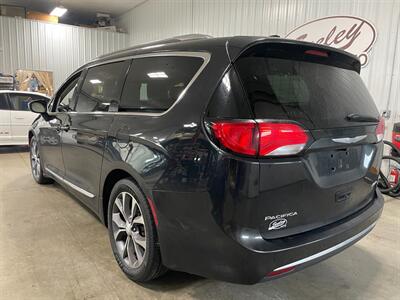 2017 Chrysler Pacifica Limited - Photo 2 - Saint Louis, MI 48880-9800