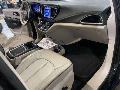 2017 Chrysler Pacifica Limited - Photo 23 - Saint Louis, MI 48880-9800